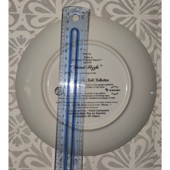 Vintage Marilyn Monroe “Sweet Sizzle” Collector Plate (1996) - Picture 11 of 12